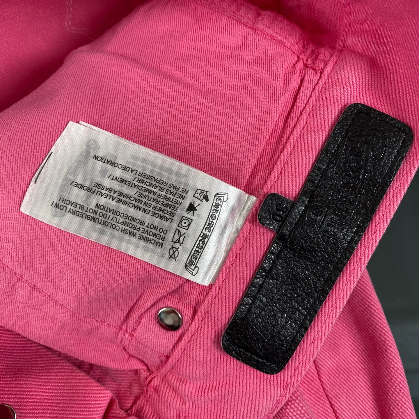 P250 chrome hearts 2025 new limited edition rose pink jeans vi Top heavy industry fashionable design] Consistent high street luxury style creation. Speaking of this style, the Zangyin family and GU family are definitely the leading representative brands. Especially the Zangyin family has really achieved a state-of-the-art effect in creating high street style. The unique washed material is used to create this style. The color system is quite eye-catching. After it is decorated with patchwork cross flowers, it cleverly highlights the charm of the brand. Secondly, this style uses classic The classic high-waist cutting design highlights the long legs and fashionable temperament of the upper body. The brand is highly recognizable and the slim fit configuration is more suitable for daily wear. It is a product that interprets personality, fashion, and specifications at a glance. This single product is enough to make any fan excited. It can be a white T-shirt for youthful preppy style, or a tight suspender for lady style. It has strong matching ability and can be easily controlled by men.  [Materials and craftsmanship] Needless to say, this point goes without saying. As an excellent craftsman brand, Zangyin’s requirements for details and craftsmanship are really perfect. The washed color of this model has gone through so many processes, not to mention the embellishment of denim appliques. It is also purely hand-made and sewn. Just like what they believe in, only hand-made things have soul and have the meaning of wear. A top-notch heavy-duty fashionable denim item, I look forward to your perfect interpretation! !  Size:28-34